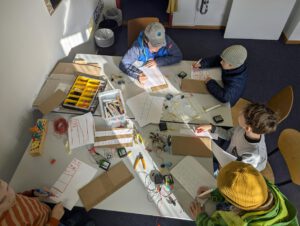 Kinder beim Experimentiern