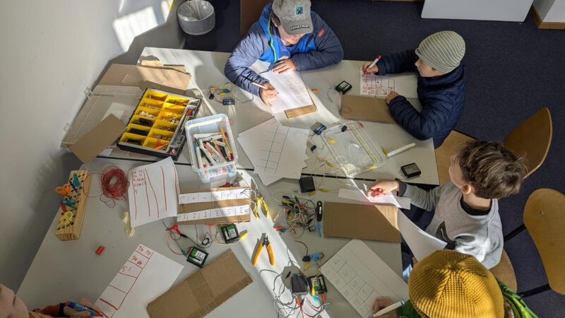 Kinder beim Experimentiern